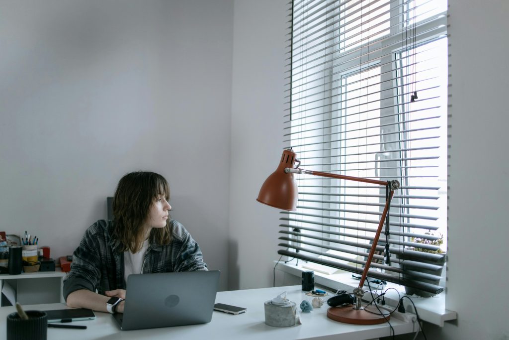 Situation de travail figée illustrant le désarroi face à l’ennui professionnel