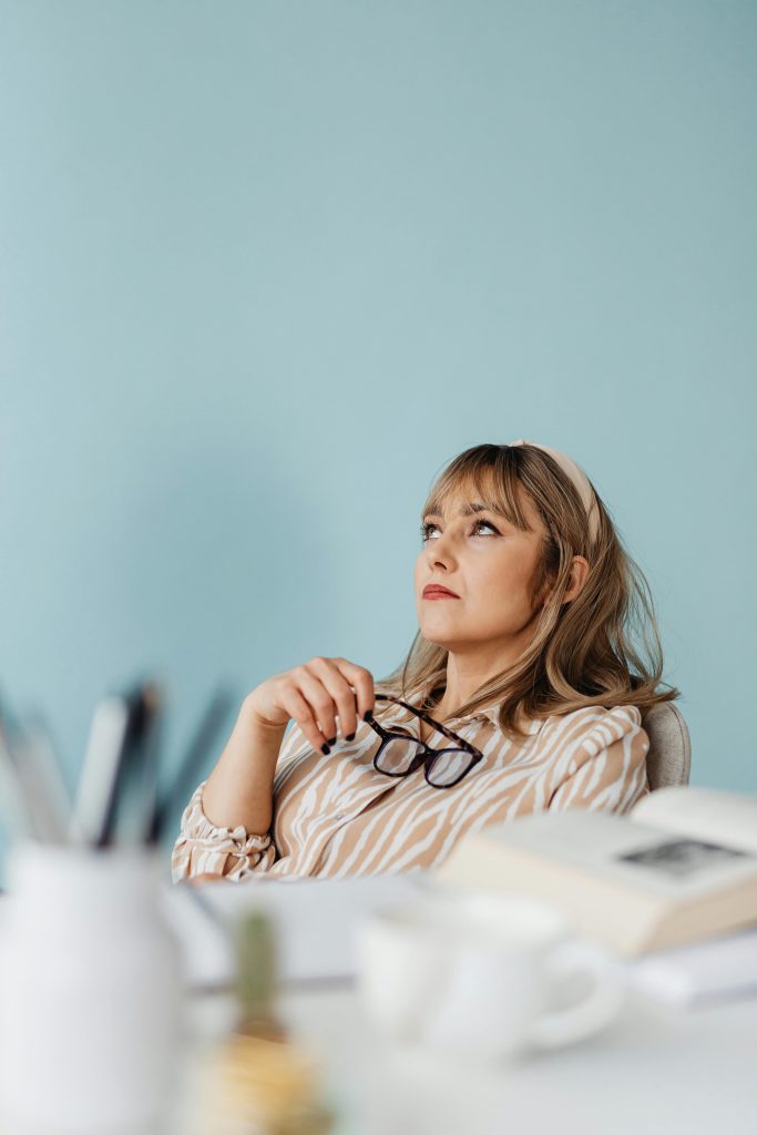 Situation de travail figée illustrant le désarroi face à l’ennui professionnel